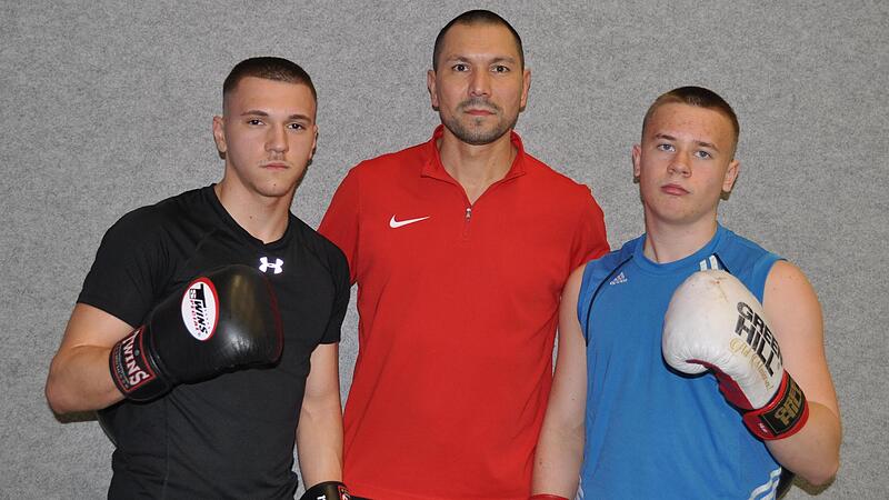 Der 16-j&auml;hrige Alexander Stock (li.) will bei der Frankenmeisterschaft in Kulmbach seinen zweiten Sieg feiern. Michael Dik (re.) steht vor seinem ersten Duell in der M&auml;nnerklasse. Trainer Alexander Maier (Mitte) hat sie und die anderen ATS-K&auml;mpfer...