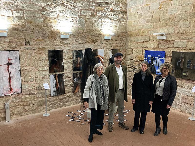 Sonntags sind bei der Ausstellung immer K&uuml;nstler von ART97688 (im Bild von links: Sylvia Pfister Stanjek, Stefan Mundi, Ulrike Heim, Heidi Lauter) zu einem Gespr&auml;ch vor Ort.