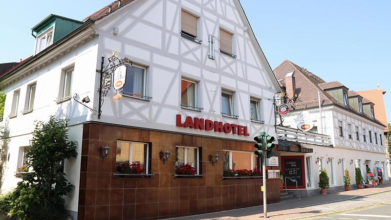 Das Landhotel „3Kronen“ steht im Zentrum von Adelsdorf. Das Landhotel „3Kronen“ steht im Zentrum von Adelsdorf.
