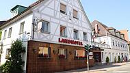 Das Landhotel &bdquo;3Kronen&ldquo; steht im Zentrum von Adelsdorf.