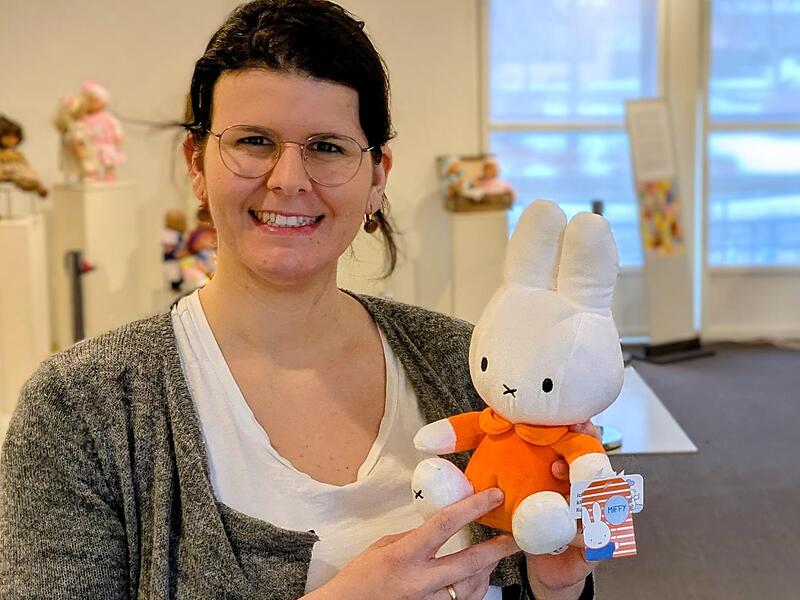 Museumsleiterin Alexandra Taschner mit einer Pl&uuml;schfigur von Miffy, einer Figur des niederl&auml;ndischen Illustrators Dick Bruna.