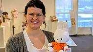 Museumsleiterin Alexandra Taschner mit einer Plüschfigur von Miffy, einer Figur des niederländischen Illustrators Dick Bruna. Museumsleiterin Alexandra Taschner mit einer Plüschfigur von Miffy, einer Figur des niederländischen Illustrators Dick Bruna.