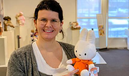 Museumsleiterin Alexandra Taschner mit einer Pl&uuml;schfigur von Miffy, einer Figur des niederl&auml;ndischen Illustrators Dick Bruna.