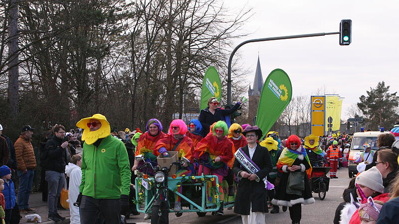 Erlangen, Helau! Tausende begeisterte Menschen waren am Sonntag beim 54. Brucker Faschingszug dabei. Hier gibt's die sch&ouml;nsten Impressionen.