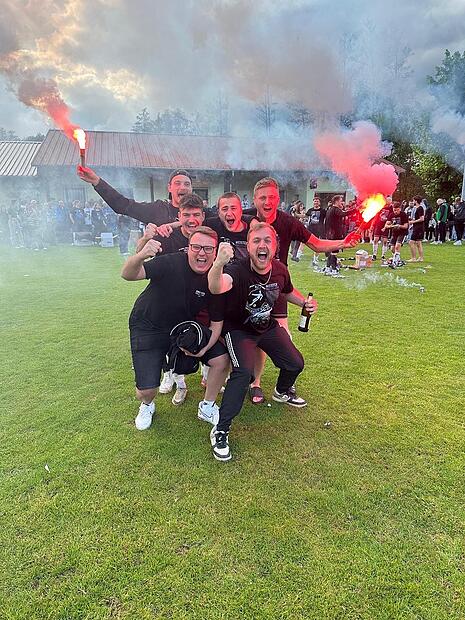 Meister im Portrait: TSV SteinachMeister im Portrait: So feierte der TSV Steinach/Saale die Meisterschaft in der Kreisklasse Rhön 1 Meister im Portrait: TSV SteinachMeister im Portrait: So feierte der TSV Steinach/Saale die Meisterschaft in der Kreisklasse Rhön 1
