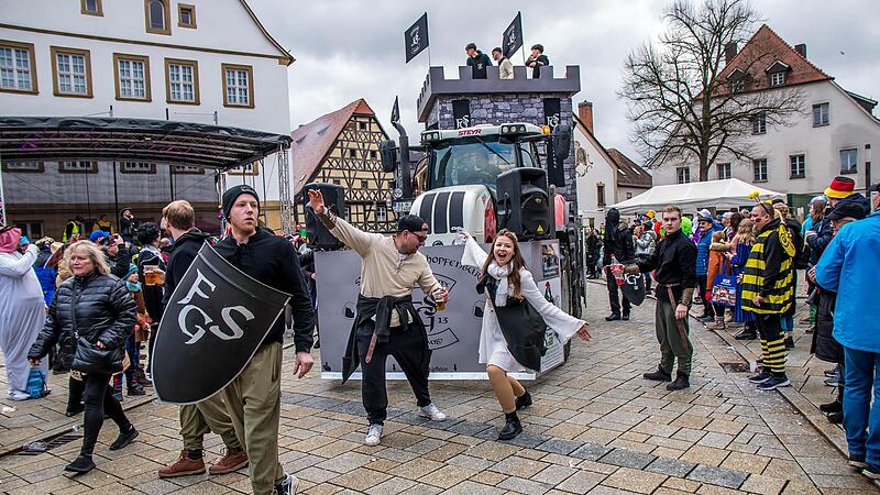 Die Faschingsgruppe Steigerwald 2013 aus Spielhof rollt in der Burg heran.