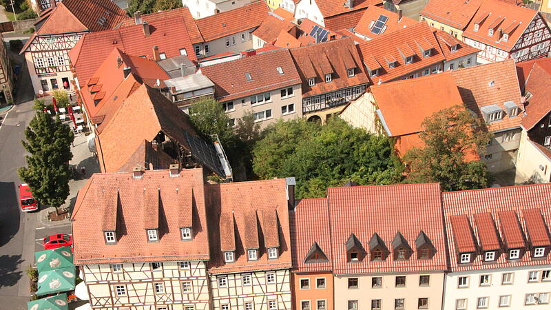 D&auml;cher in karminrot, hellrot, dunkelrot oder ziegelrot passen super zusammen in der Altstadt.