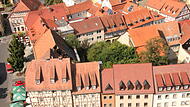Dächer in karminrot, hellrot, dunkelrot oder ziegelrot passen super zusammen in der Altstadt.