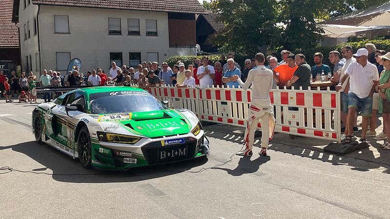 Christopher Haase erklärt den Motorsport-Fans in Schederndorf den Audi R8 LMS GT3 evo II.