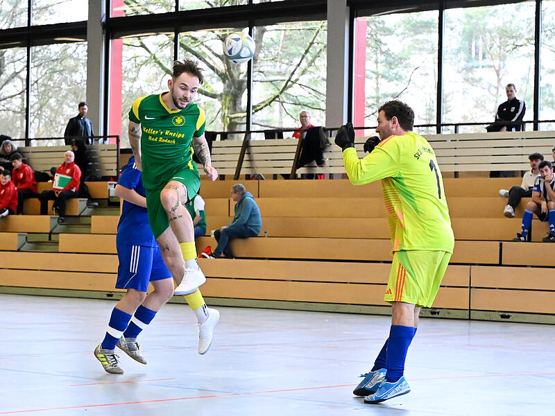 Der FC Bad Rodach (gr&uuml;ne Trikots) verlor zwar mit 1:2 gegen den TSV Unterlauter, sicherte sich aber dennoch das Zwischenrundenticket.