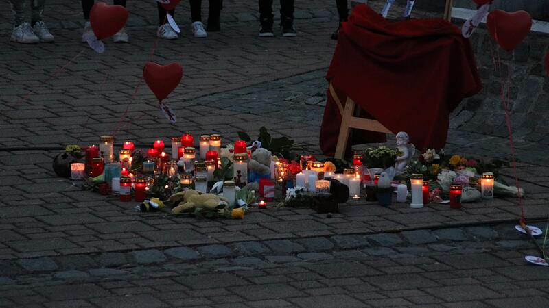 Unzählige Kerzen, Blumen, Luftballons und Teddybären wurden am Bild des Neunjährigen niedergelegt.Forchheim & Fränkische Schweiz Unzählige Kerzen, Blumen, Luftballons und Teddybären wurden am Bild des Neunjährigen niedergelegt.Forchheim & Fränkische Schweiz