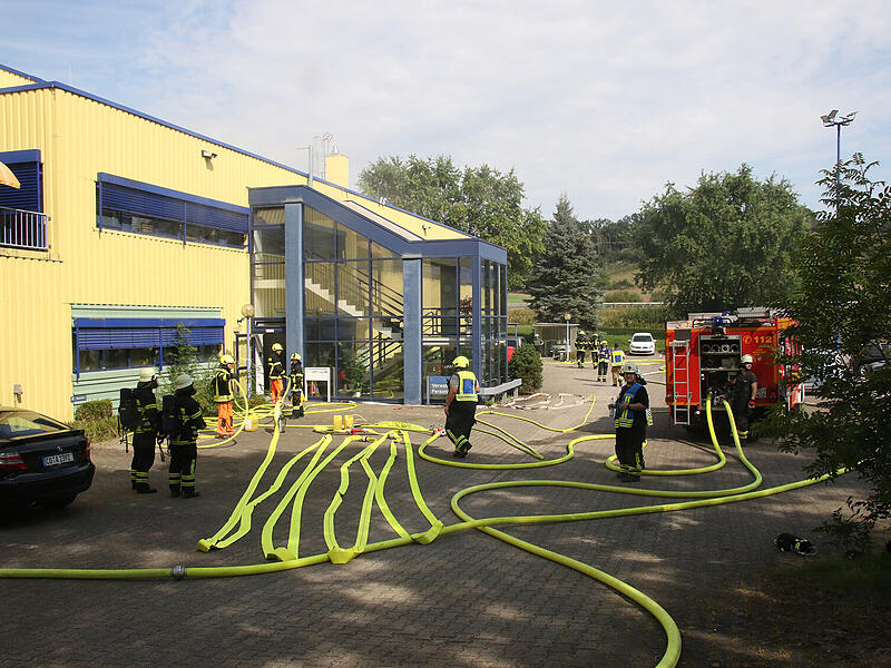 Maschine brennt: Feuer bei Autozulieferer Niederfüllbach