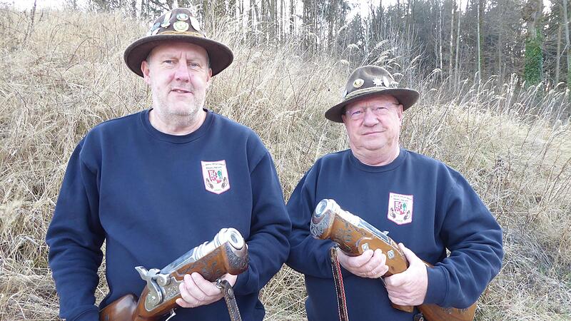 Die beiden B&ouml;llerkommandanten Rainer Apelt (l.) und Werner P&ouml;hlmann mit ihren Prangerstutzen.Forchheim & Fr&auml;nkische Schweiz