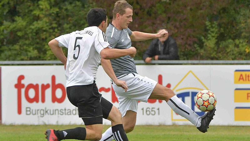 Vorerst ist der Kampf um Platz 2 ein Fernduell zwischen dem FC Burgkunstadt mit Johannes Freitag (am Ball) und dem FC Lichtenfels um Lukas Neckermann (links). Erst am 16. April kommt es zum direkten Aufeinandertreffen.
