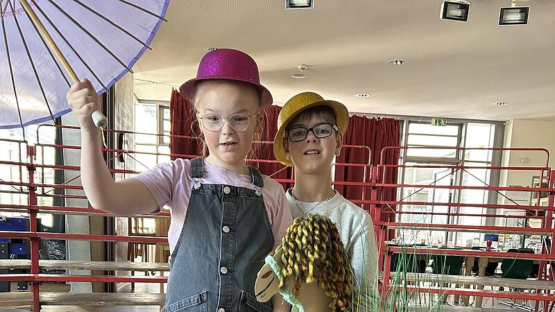 Zwei Schüler der Franz-von-Prümmer-Schule probieren die unterschiedlichen Requisiten. Im Hintergrund ist schon die Tribüne zu erkennen. Zwei Schüler der Franz-von-Prümmer-Schule probieren die unterschiedlichen Requisiten. Im Hintergrund ist schon die Tribüne zu erkennen.