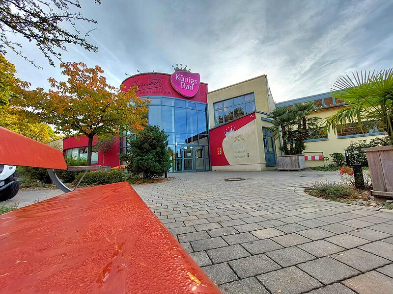 Das Forchheimer K&ouml;nigsbad kostet die Stadt j&auml;hrlich rund 3,3 Millionen Euro. Jetzt &uuml;berlegt die Stadt, das sanierungsbed&uuml;rftige Bad in andere H&auml;nde zu geben.