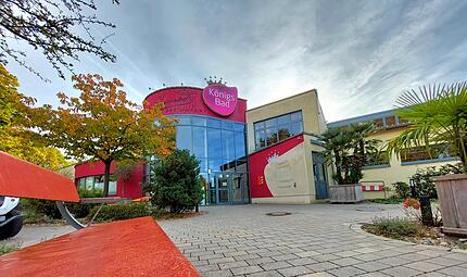 Das Forchheimer K&ouml;nigsbad kostet die Stadt j&auml;hrlich rund 3,3 Millionen Euro. Jetzt &uuml;berlegt die Stadt, das sanierungsbed&uuml;rftige Bad in andere H&auml;nde zu geben.