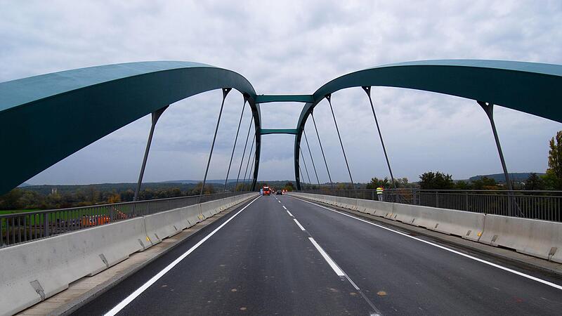 Jetzt liegt das Br&uuml;ckenteil an seinem Platz. Die Erneuerung der Mainbr&uuml;cke zwischen ober- und Untertheres war ein Spektakel, eingetaktet in den Rhythmus der Bahn, &uuml;ber deren Geleise die Br&uuml;cke ja auch f&uuml;hrt.