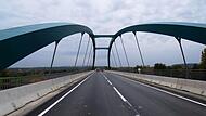 Jetzt liegt das Brückenteil an seinem Platz. Die Erneuerung der Mainbrücke zwischen ober- und Untertheres war ein Spektakel, eingetaktet in den Rhythmus der Bahn, über deren Geleise die Brücke ja auch führt.