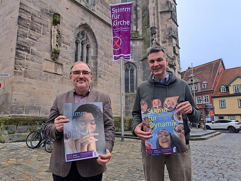 Dekan Andreas Kleefeld (links) und Dekan Stefan Kirchberger werben f&uuml;r die Kirchenvorstandswahl am 20. Oktober.