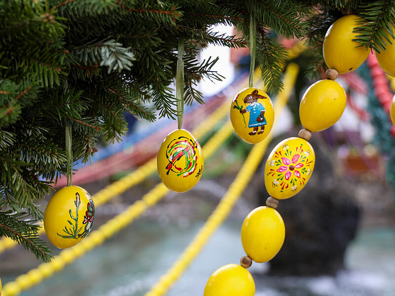 Der Osterbrunnen in Bieberbach bei Egloffstein erstrahlt in den verschiedensten Farben.