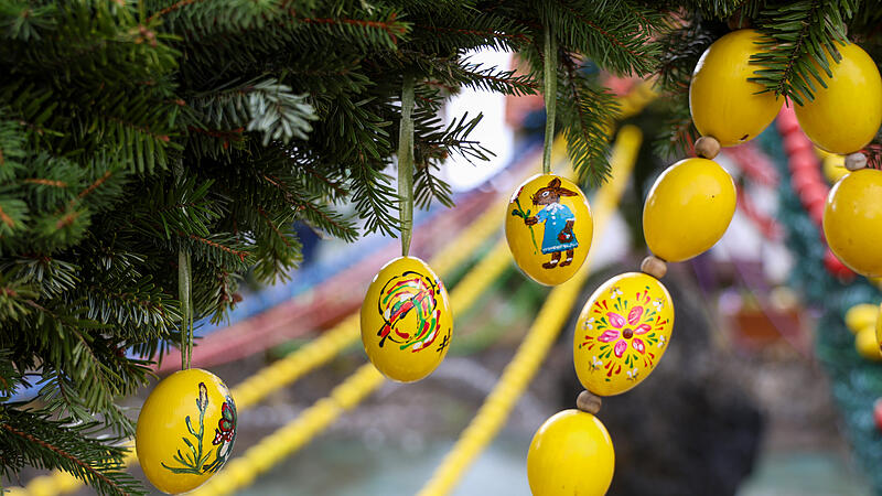 Der Osterbrunnen in Bieberbach bei Egloffstein erstrahlt in den verschiedensten Farben.