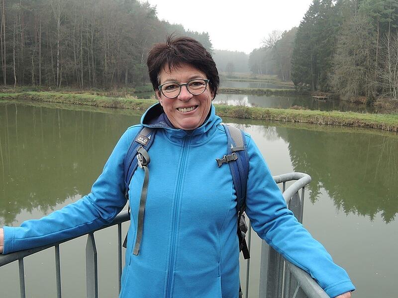 Gästeführerin Christiane Kolbet aus Weisendorf an einem Weiher in der Nähe von Tragelhöchstädt. Gästeführerin Christiane Kolbet aus Weisendorf an einem Weiher in der Nähe von Tragelhöchstädt.