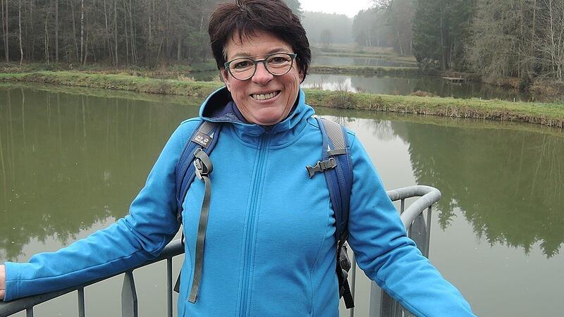 G&auml;stef&uuml;hrerin Christiane Kolbet aus Weisendorf an einem Weiher in der N&auml;he von Tragelh&ouml;chst&auml;dt.