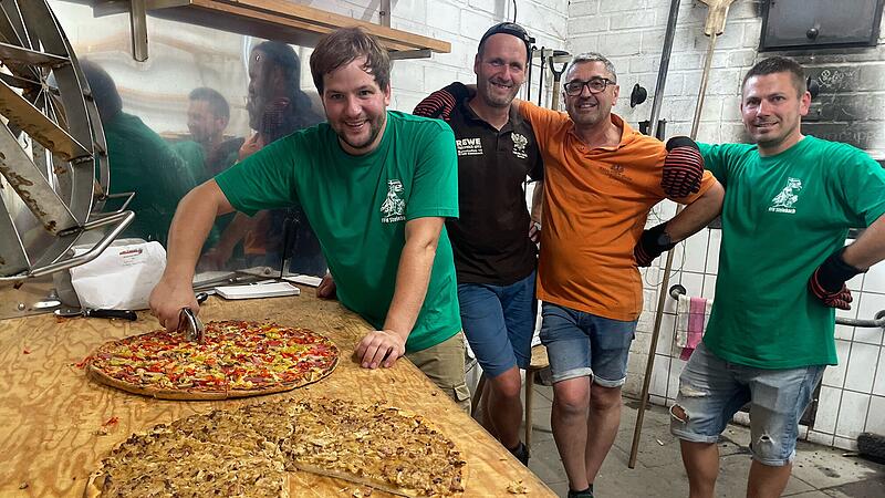 Backofenfest Steinbach: Trotz schwei&szlig;treibender Arbeit in guter Laune: Pizza- und Zwiebelplotz-B&auml;cker.