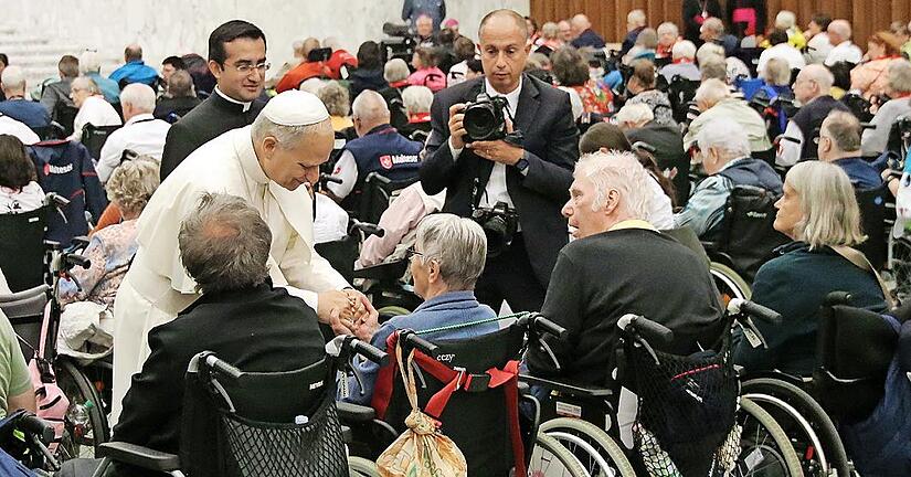 Papst Leo begrüßt jeden Menschen mit Behinderung aus der Erzdiözese Bamberg einzeln.