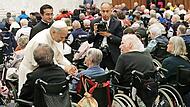 Papst Leo begrüßt jeden Menschen mit Behinderung aus der Erzdiözese Bamberg einzeln.