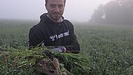 Andreas Petsch ist glücklich. Er hat zusammen mit der Feuerwehr an diesem Tag sieben Rehkitze retten können.
