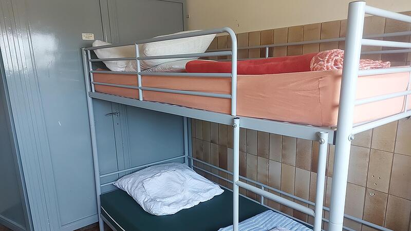 Die Zimmer in der Obdachlosenunterkunft in Coburg sind spartanisch eingerichtet. Es gibt keine Einzelzimmer und keine Privatsphäre. Sie sind nicht für Familien ausgerichtet.