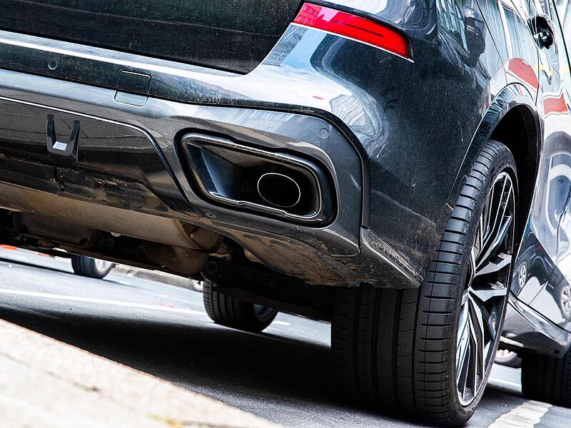 Ein dunkler SUV steht auf einem Parkplatz in Brüssel. Ein dunkler SUV steht auf einem Parkplatz in Brüssel.