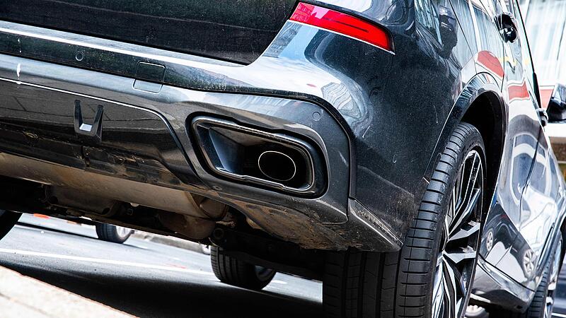 Ein dunkler SUV steht auf einem Parkplatz in Brüssel.