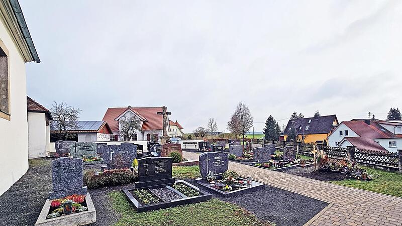 F&uuml;r die Friedh&ouml;fe der Marktgemeinde Maroldsweisach werden die Bestattungsgeb&uuml;hren teurer. Das Foto zeigt den Friedhof in G&uuml;ckelhirn.