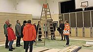 Bautechniker Frank S&ouml;llner informierte die Mitglieder des Bauausschusses bei einem Ortstermin &uuml;ber die Sanierungsarbeiten in der Grundschulturnhalle, die Mitte Januar 2026 abgeschlossen sein werden.