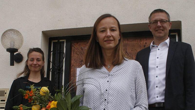 Dr. Carmen Dittrich (Mitte) übernahm die Praxis von Margot und Wolfgang Hasselkus. Lea Hellbeck („Gesundheitsregion Plus“) sowie Bürgermeister Marco Steiner gratulierten. Dr. Carmen Dittrich (Mitte) übernahm die Praxis von Margot und Wolfgang Hasselkus. Lea Hellbeck („Gesundheitsregion Plus“) sowie Bürgermeister Marco Steiner gratulierten.