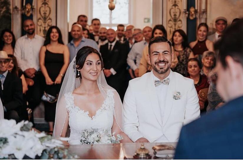 Coburgs Dritter B&uuml;rgermeister Can Aydin hat seine Lebensgef&auml;hrtin Gizem geheiratet. Rechts am Bildrand ist der Coburger Oberb&uuml;rgermeister Dominik Sauerteig zu sehen, der die standesamtliche Trauung vollzog.