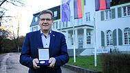 Steffen Hörtler mit der Europa-Medaille