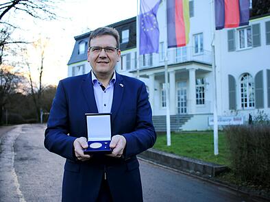 Steffen Hörtler mit der Europa-Medaille