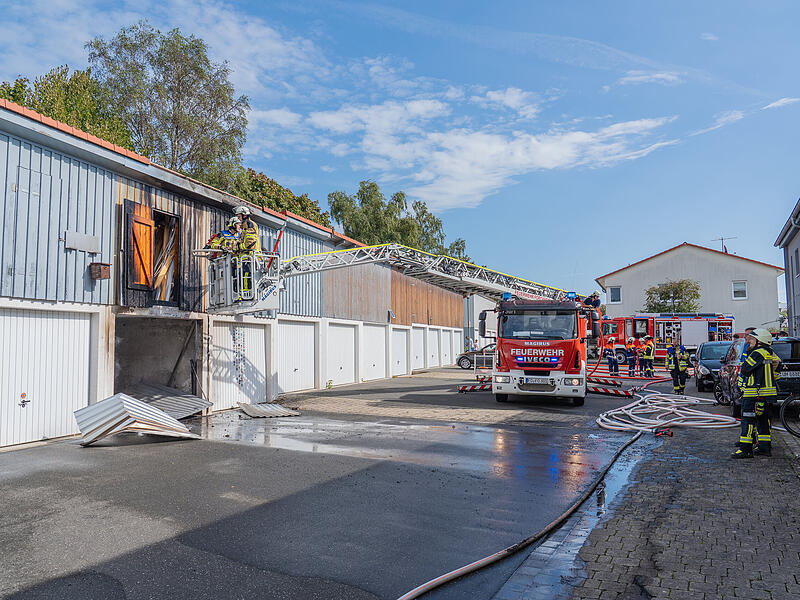 15.000 Euro Schaden durch technischen Defekt beim Laden: E-Bikes brennen die gesamte Garage niederGarage brennt in Forchheim