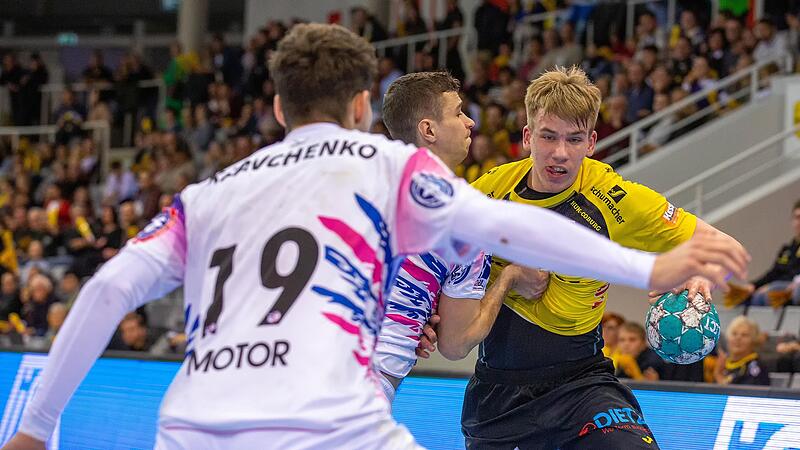 Pavels Valkovskis (re.) verlängerte seinen Vertrag bis 2026. Pavels Valkovskis (re.) verlängerte seinen Vertrag bis 2026.