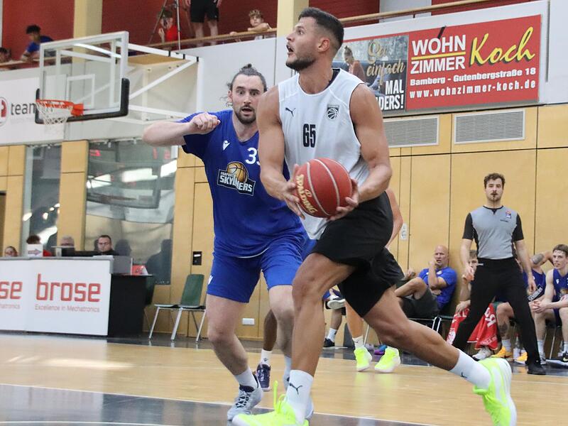 Der aus Würzburg gekommene Neu-Bamberger Filip Stanic (am Ball) zieht gegen den reaktivierten Frankfurter Marco Völler zum Brett.
