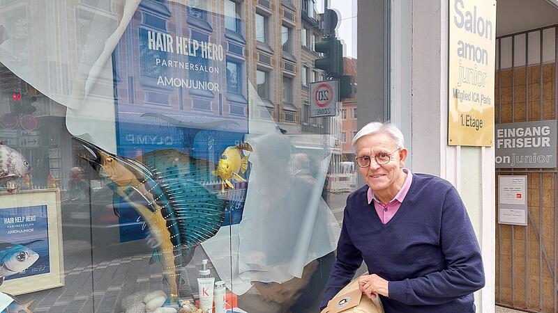 Stolz präsentiert der 76-jährige Chef das Schaufenster von Friseursalon „Amon Junior“.