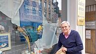 Stolz präsentiert der 76-jährige Chef das Schaufenster von Friseursalon „Amon Junior“.