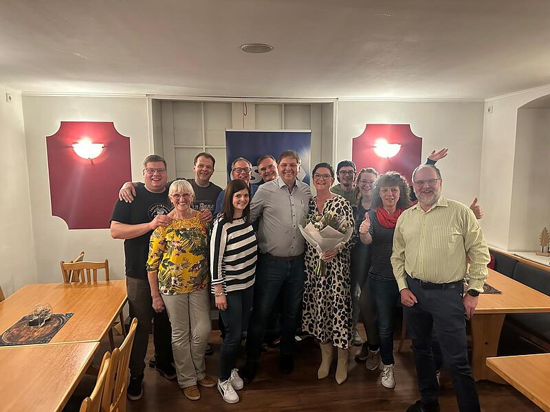 Michael Wunder (3. von links, untere Reihe) gewinnt in Nordhalben die B&uuml;rgermeisterwahlDas erwartet die Patienten in der logop&auml;dischen Praxis von Philine Weissbach - ein Bilderrundgang