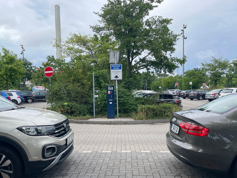 Großparkplatz Erlangen Der Parkplatz hinter dem Hauptbahnhof in Erlangen ist meist voller Autos.