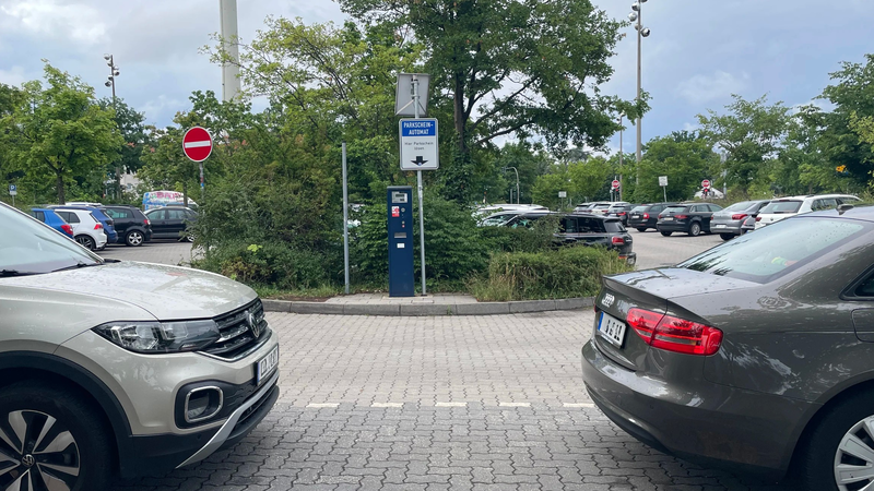 Großparkplatz Erlangen Der Parkplatz hinter dem Hauptbahnhof in Erlangen ist meist voller Autos.
