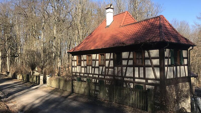 Malerisch im Wald am Georgenberg gelegen: Die J&auml;gersruh, einst Jagdh&uuml;tte der Coburger Herz&ouml;ge &ndash; mindestens seit Mitte des 18. Jahrhunderts.
